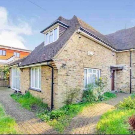 Lovely Cottage In The Heart Of Shirley- クロイドン エクステリア 写真
