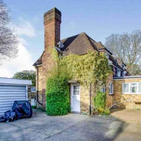Lovely Cottage In The Heart Of Shirley- クロイドン エクステリア 写真