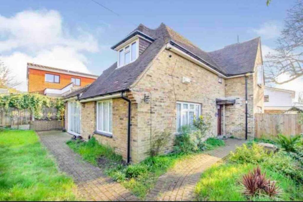 Lovely Cottage In The Heart Of Shirley- クロイドン エクステリア 写真