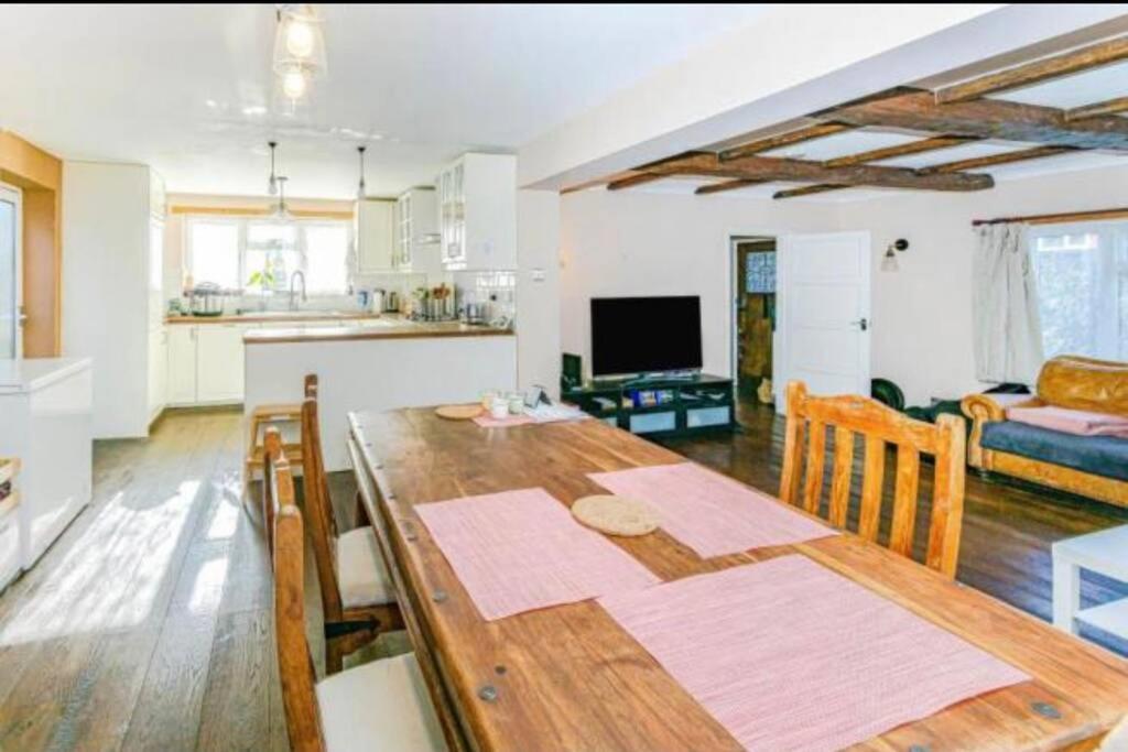 Lovely Cottage In The Heart Of Shirley- クロイドン エクステリア 写真