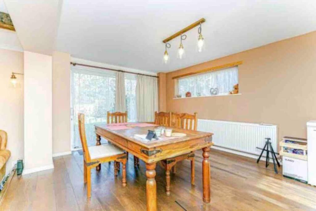 Lovely Cottage In The Heart Of Shirley- クロイドン エクステリア 写真