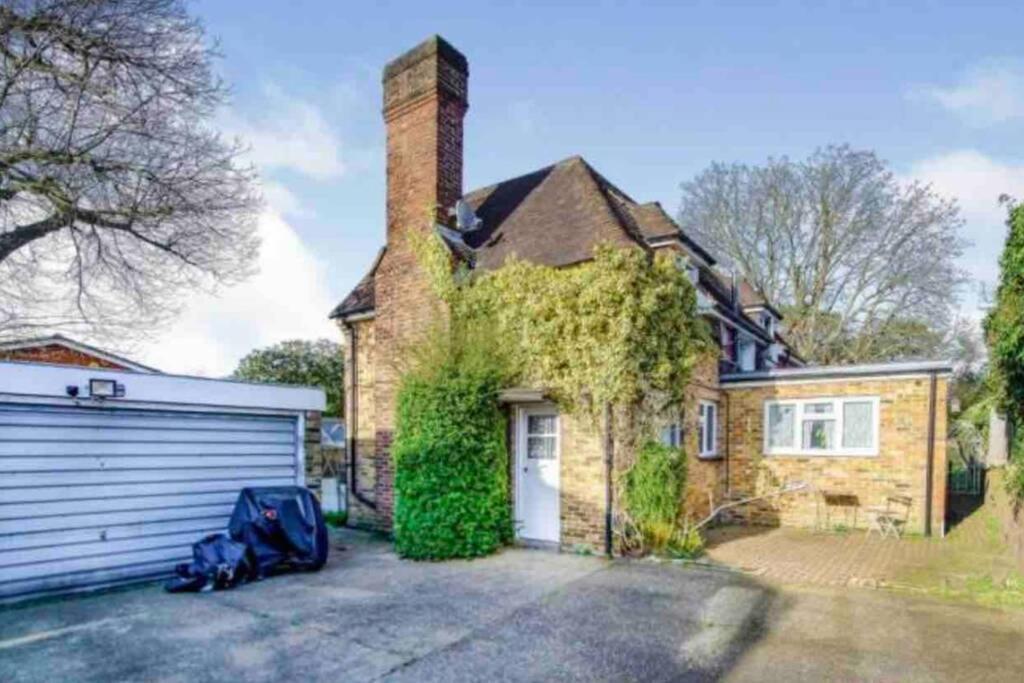 Lovely Cottage In The Heart Of Shirley- クロイドン エクステリア 写真