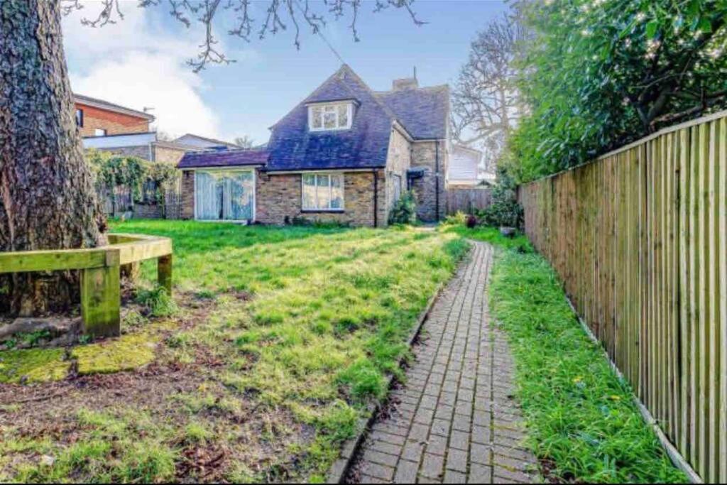 Lovely Cottage In The Heart Of Shirley- クロイドン エクステリア 写真