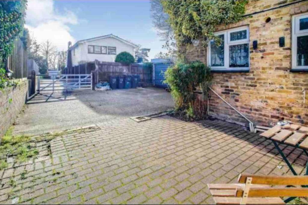 Lovely Cottage In The Heart Of Shirley- クロイドン エクステリア 写真